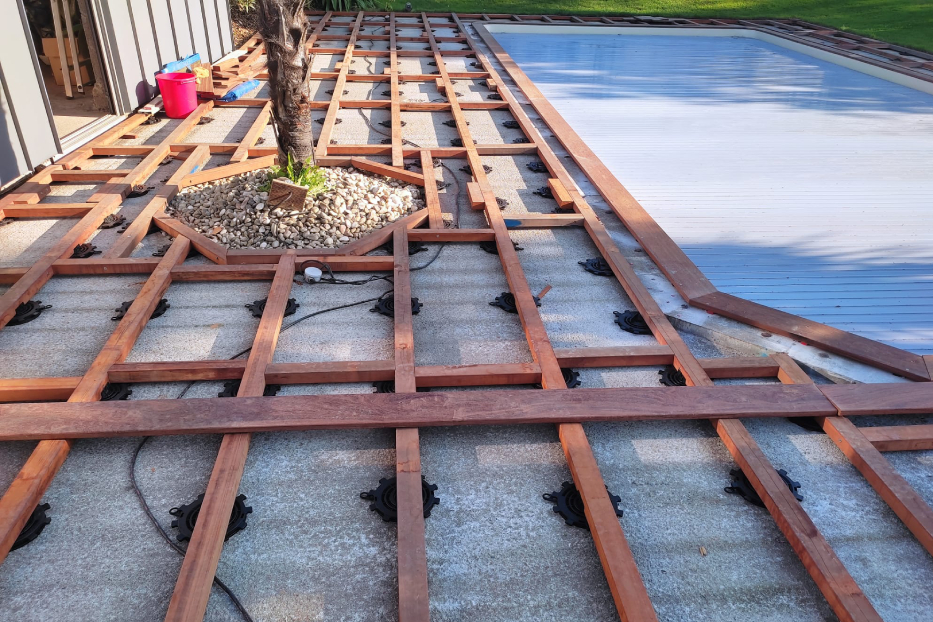 Pose de terrasse en bois exotique